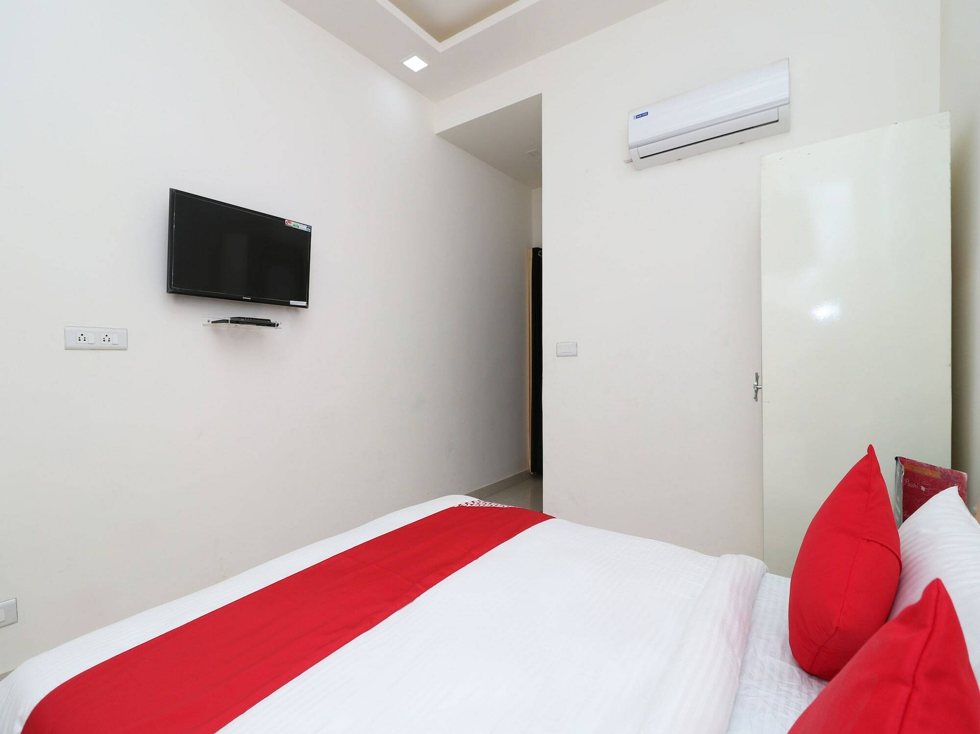 Oyo 13406 Hotel Golden Leaf بريلي المظهر الخارجي الصورة