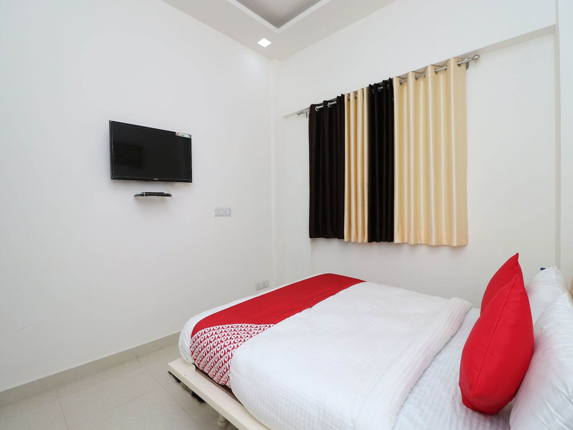 Oyo 13406 Hotel Golden Leaf بريلي المظهر الخارجي الصورة